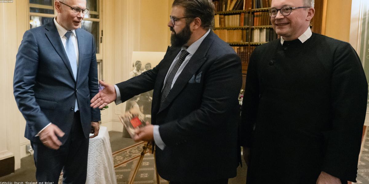 Bé đang đọc sách tương tác KidoKids