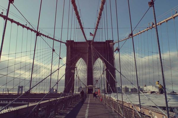 Nail artist Đỗ Quỳnh Anh đang vẽ