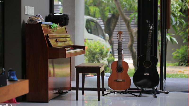 Đàn piano cơ sang trọng trong không gian phòng khách