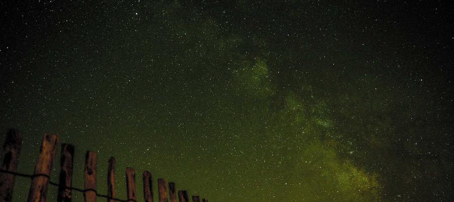 Bé chơi hồ bóng giáo dục giác quan