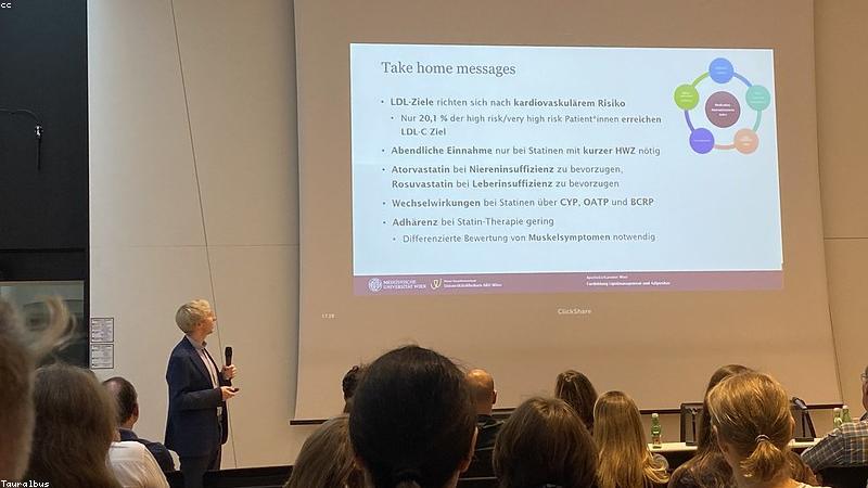 Dược sĩ tư vấn sử dụng thuốc đúng cách