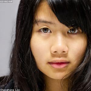 Kính áp tròng màu