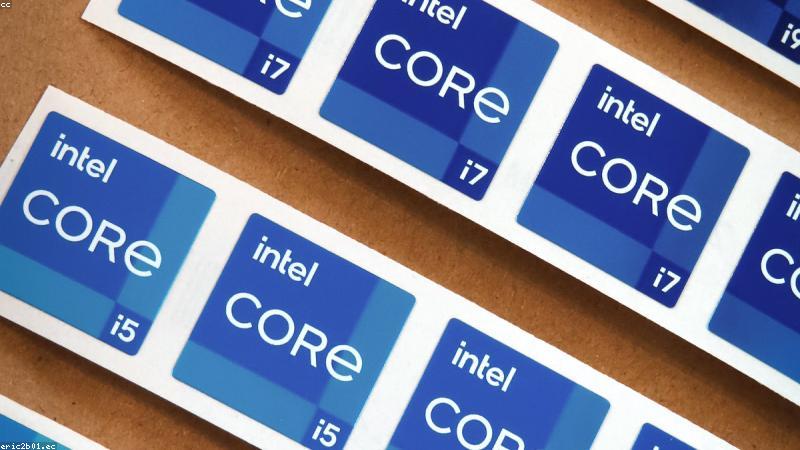 Trang trí laptop với sticker đa dạng