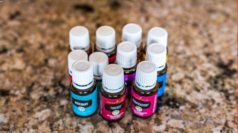 So sánh nến thơm và tinh dầu khuếch tán