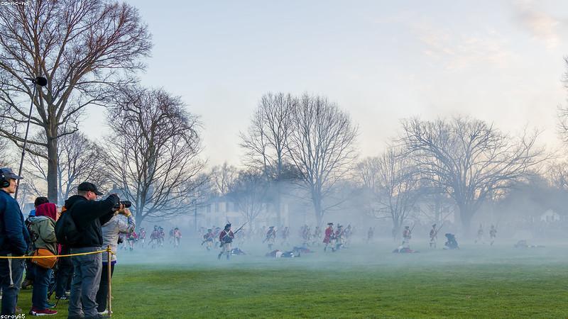 Học sinh tương tác với công nghệ