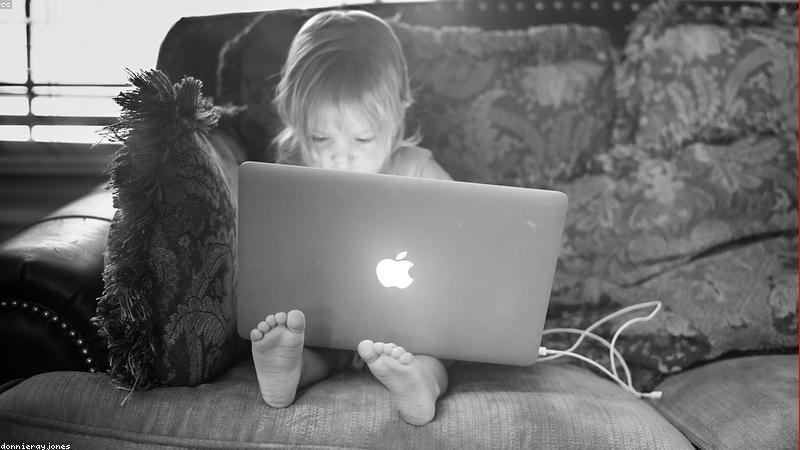 Trẻ em đang sử dụng bộ lập trình KidCoding VN