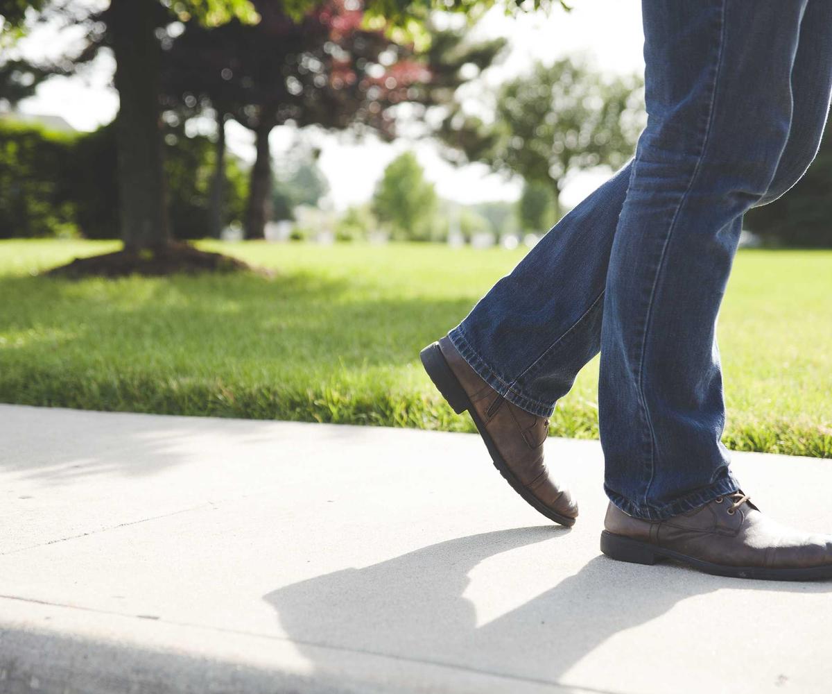 Cận cảnh bàn tay rắc nhũ trang điểm thiên nhiên