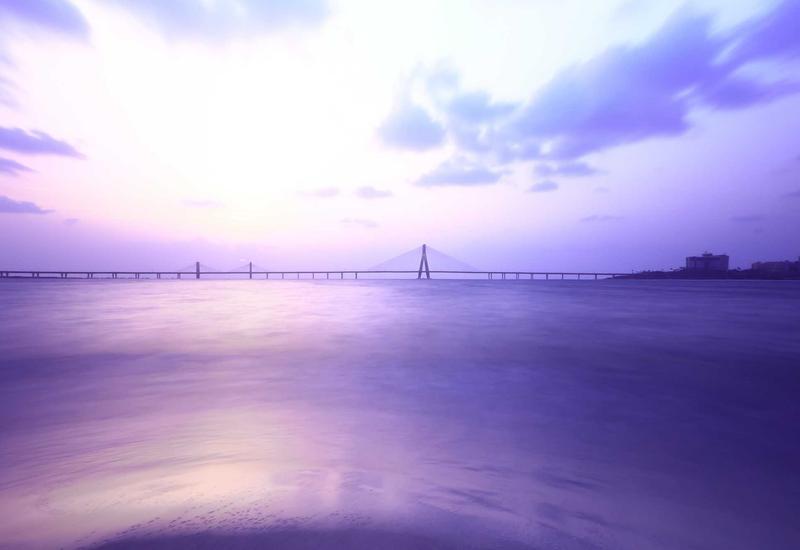 Ánh sáng mặt trời len lỏi vào phòng tắm có thiết kế mở