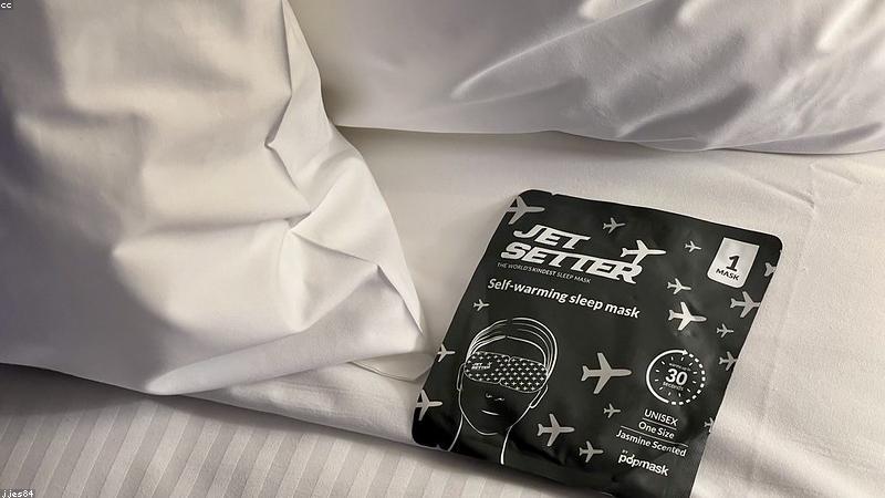 Cận cảnh khóa khung của vali nhôm