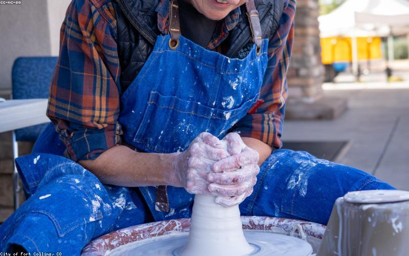 Nghệ nhân Đỗ Bích Trâm đang tạo hình gốm vuốt tay