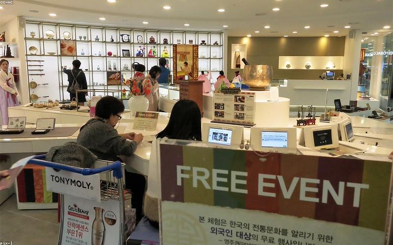 Du khách quốc tế trải nghiệm văn hóa Việt