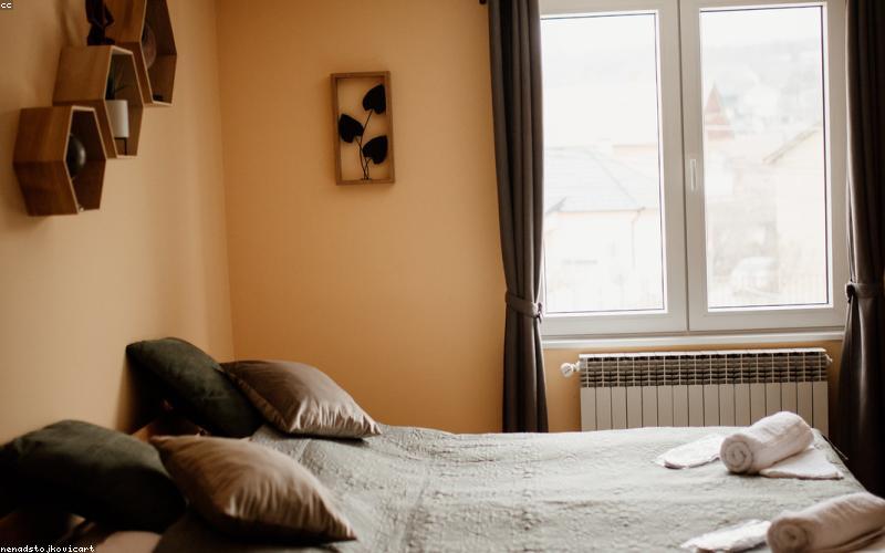 Góc đọc sách ấm cúng với nến