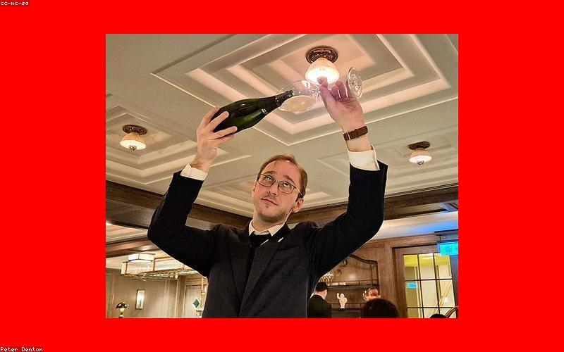 Chuyên gia rót rượu vang đúng cách