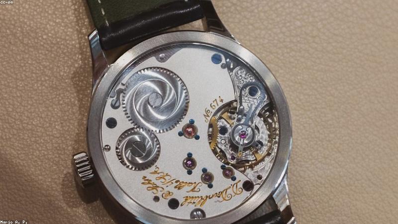 Đồng hồ thông minh thiết kế sang trọng