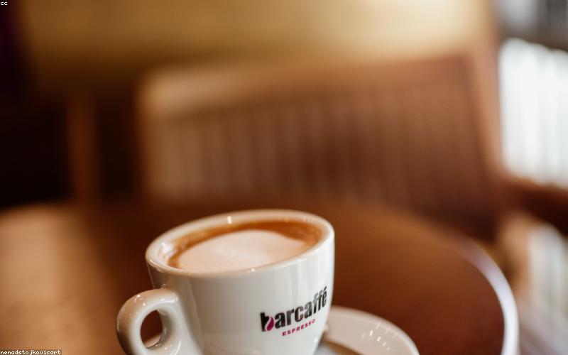 Thợ làm bánh Huỳnh Mai đang trang trí bánh