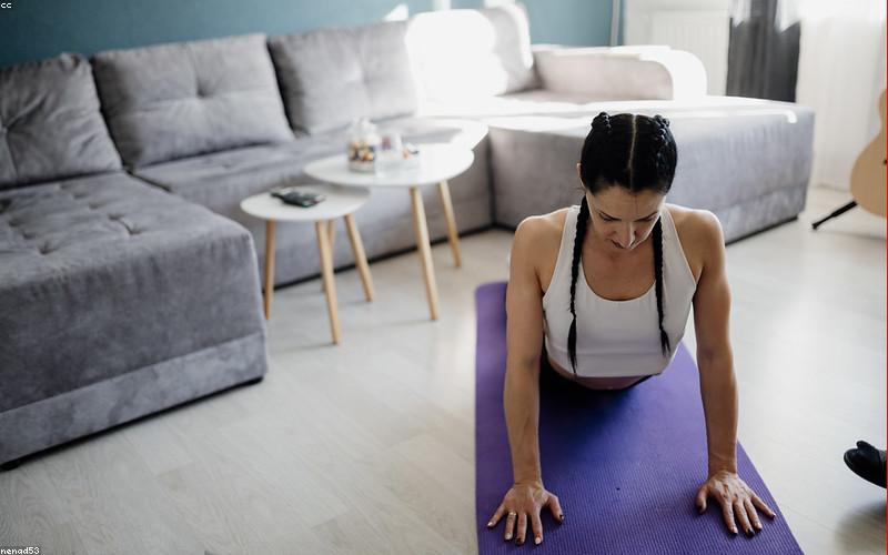 Phụ nữ hiện đại thực hành yoga để tìm lại sự cân bằng