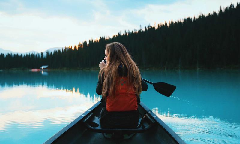 Túi xách thuần chay với cấu trúc hình học hiện đại