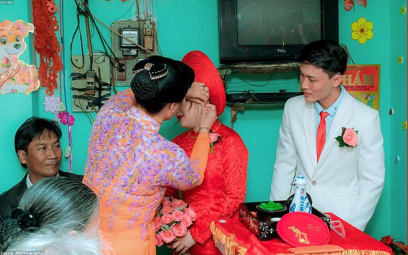 Phụ nữ Việt trong tà áo dài lụa tối giản