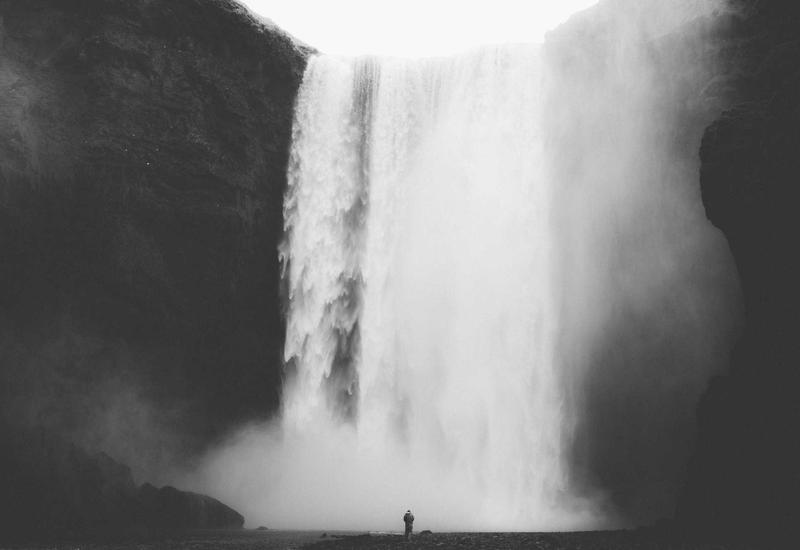 Nhiếp ảnh gia đeo mặt nạ phòng độc chụp ảnh núi lửa