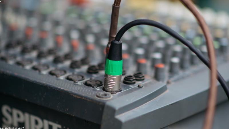 Phòng thu hiện đại với nhạc cụ Hybrid