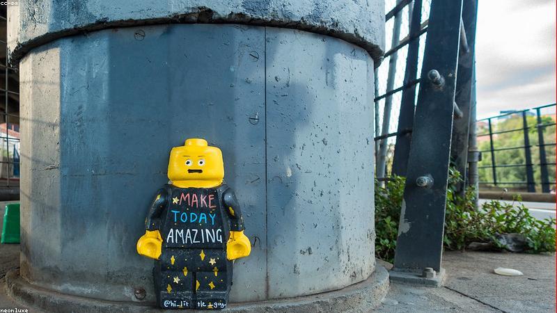 Trẻ em đang chơi Lego sáng tạo