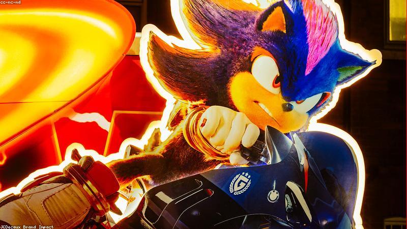 Bé học vẽ đa chất liệu