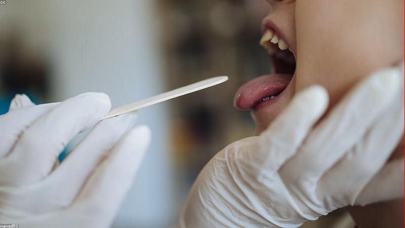 Bác sĩ nhi khoa thăm khám cho trẻ