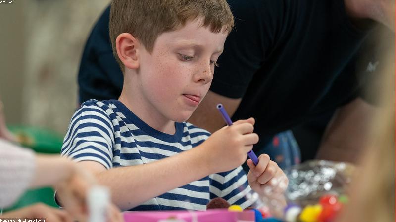 Học sinh học nhóm với sách tương tác