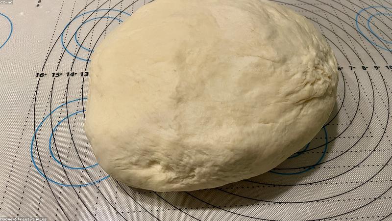 Nhào bột mì làm bánh mì