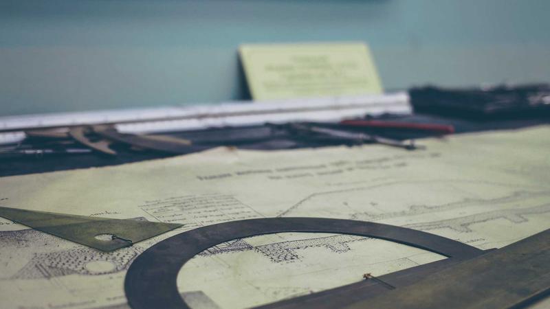 Kỹ thuật viên kiểm tra thiết bị mạng