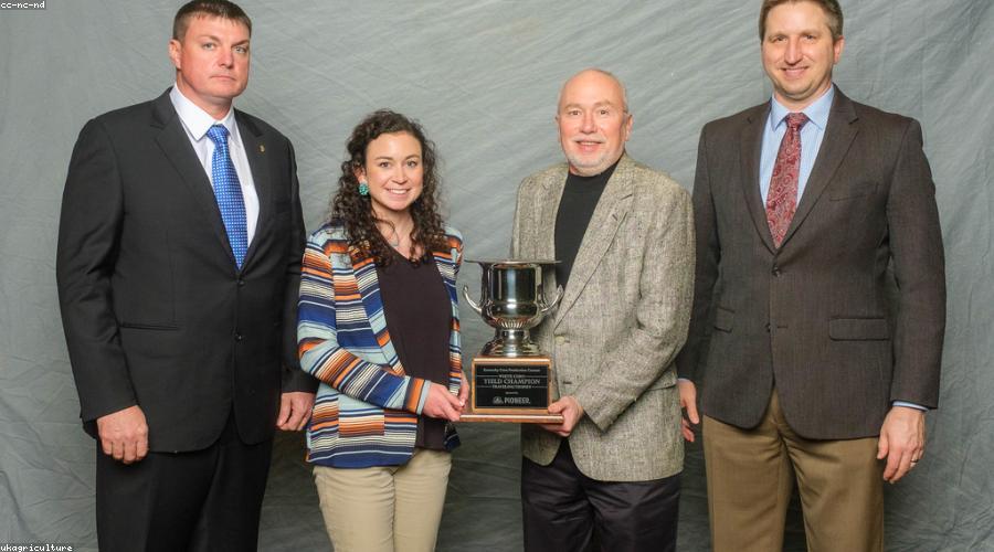 Vũ Hoàng Anh nhận giải thưởng âm nhạc