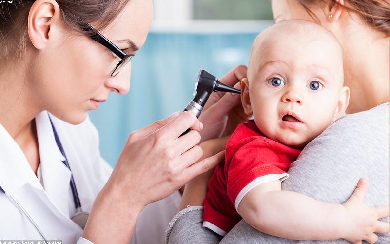 BS Đỗ Anh Kiệt thăm khám cho trẻ em