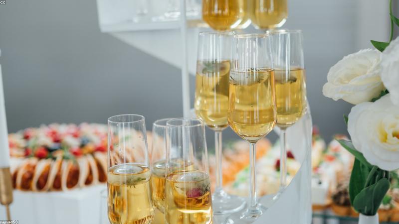 Thưởng thức Champagne đẳng cấp 2024