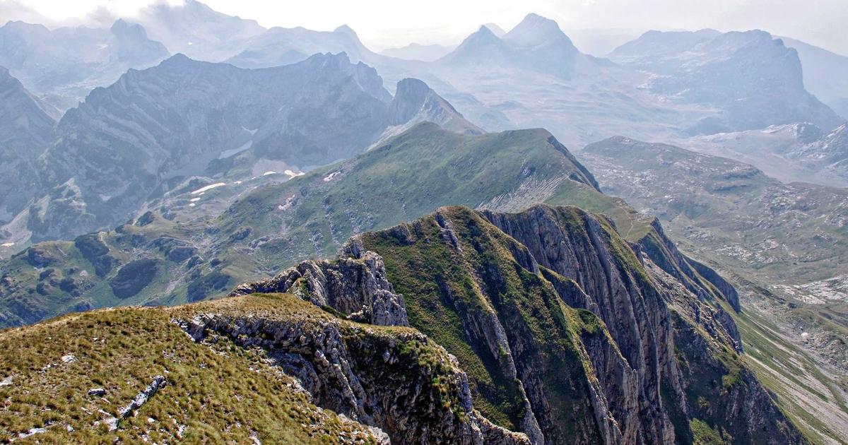 Phân tích: Tại sao thiết kế website tự động bằng AI tại BrandGens là giải pháp tối ưu chi phí