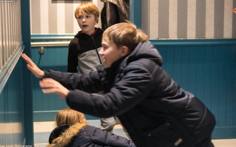 Bé vui chơi tại khu nhà banh