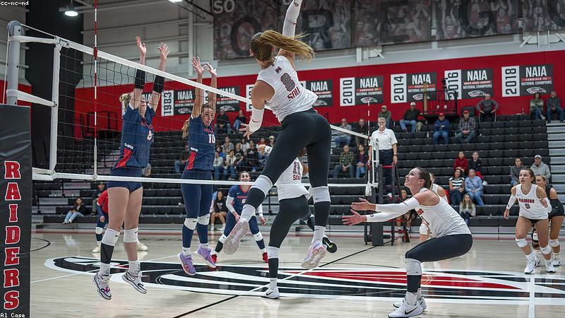 Người dùng đeo smartwatch trong phòng gym