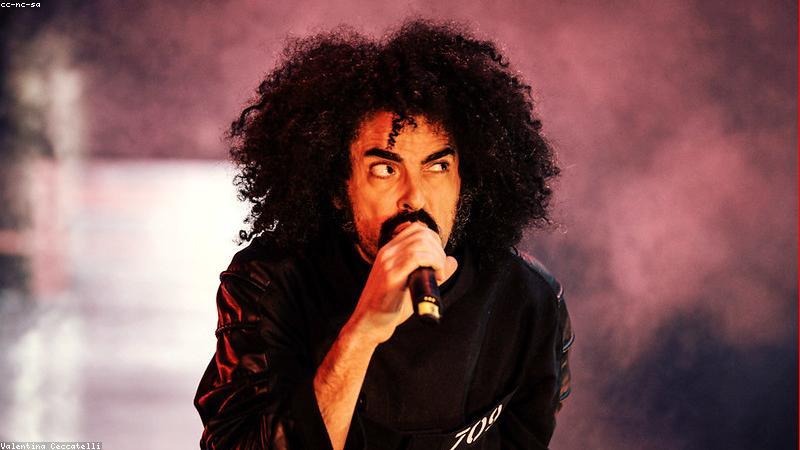 Đám đông hào hứng tại một sự kiện âm nhạc